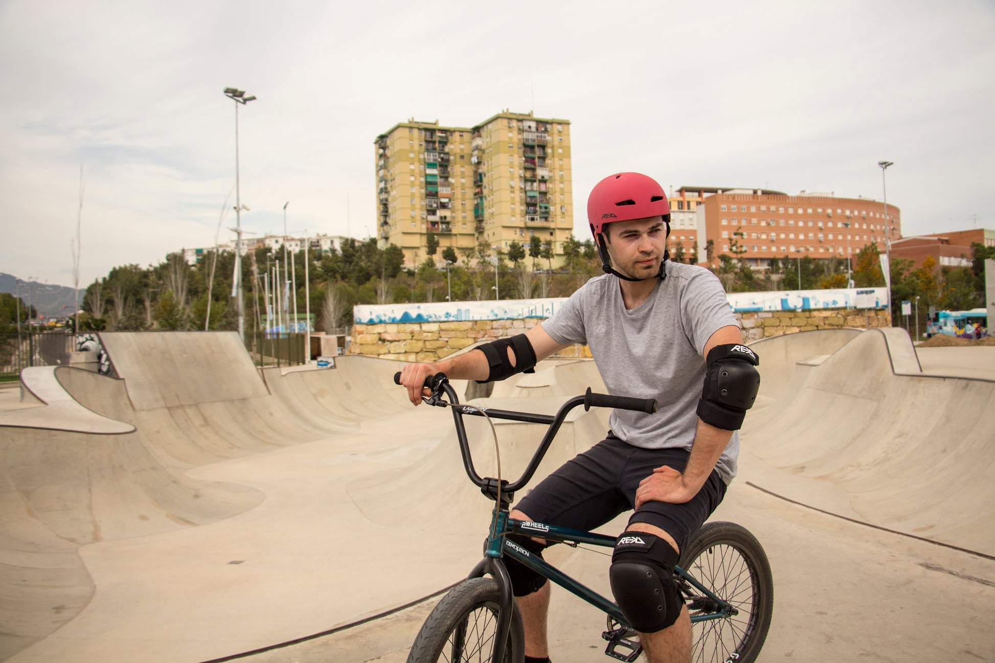 REKD Ramp Knee Pads - Momma Trucker Skates